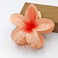 Κοντινό πλάνο ενός κλιπ μαλλιών Plumeria σε χρώμα ροδάκινου με γυαλιστερό φινίρισμα - 8cm / Πορτοκαλί Κόκκινο Διαβάθμιση