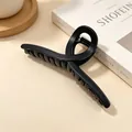 Detailansicht einer großen 13cm mattschwarzen Haarklammer auf schlichtem Hintergrund - Mattschwarz