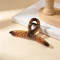 Nahaufnahme einer großen 13 cm Bernstein-Schildpatt-Haarklammer für dickes Haar - Glänzend Bernstein