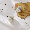 Detalle de pendientes de clip de perlas magnéticas con banda plateada vintage. - Estilo de Perla con Anillo Plateado (Estilo 2)
