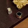 Vista detallada de pendientes magnéticos de lujo dorados con esmalte negro y pavé cristal. - Estilo Combo Cuadrado Blanco y Negro (Estilo 6)