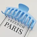Primer plano de una pinza para el cabello mate azul claro con diseño de hueso de dragón - Azul cielo