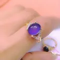 Primer plano de un anillo con piedra ovalada sensible a la temperatura y micro diamantes - Anillo de Piedra de Humor / Abierto Ajustable / Dorado