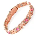 Vista dettagliata di un bracciale magnetico in oro rosa con cristalli a cuore rosa e strass - Stile Cuore Incrociato (Intarsiato con Strass Rosa) / Oro rosa