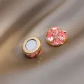 Dettaglio macro di orecchini magnetici con cristalli rosa per orecchie non forate. - Unità Singola / Strass Trasparente Oro