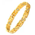 Detailansicht eines goldenen Blatt-Magnetarmbands mit eingelegten Strasssteinen - Vollmagnet-Stil / Gold