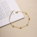 Eleganter vergoldeter Edelstahl-Armband mit Zirkonia-Blumenanhängern auf beigem Grund. - Matte Schmetterling Schlangenkette Quaste Stil (565) / Gold