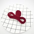 Vista detallada de una pinza para el cabello flocada granate con acabado de terciopelo - Estilo Gran 8 / 10.5cm / Burdeos