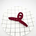 Vista detallada de una pinza para el cabello de terciopelo flocado color burdeos - Estilo De Cinta / 11cm / Burdeos
