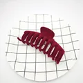 Vista detallada de una pinza para el pelo de terciopelo burdeos en plato de rejilla - Estilo de Quilla / 11cm / Burdeos