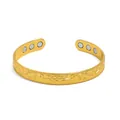 Magnetisches Kupferarmband in Goldoptik mit eleganten floralen Gravuren im Retro-Stil - 01 Armreif / Gold