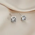 Dettaglio di orecchini a lobo minimalisti in acciaio al titanio argento con castone a toro e CZ - Orecchini a lobo / Argento