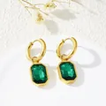 Elegante vergulde oorringen met smaragdgroene rechthoekige edelsteen hangers - Groene Oorbellen (7817)
