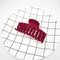 Detalle de una pinza para el pelo de terciopelo burdeos sobre plato de rejilla - Estilo de Quilla / 9cm / Burdeos