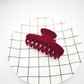 Vista detallada de una pinza para el cabello de terciopelo burdeos sobre fondo de rejilla - Flat Dragon Bone Style / 9cm / Burdeos