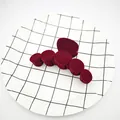 Primer plano de una pinza para el pelo de terciopelo burdeos sobre un plato de rejilla - Estilo Cinco Anillos / 9cm / Burdeos