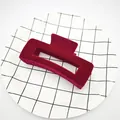 Primer plano detallado de la suave textura de terciopelo burdeos en pinza de pelo - Estilo Cubo Hueco / 10.5cm / Burdeos