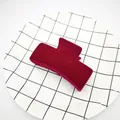 Primer plano de la suave textura de terciopelo burdeos en la pinza grande para el cabello. - Estilo Cuadrado Plano / 8.5cm / Burdeos