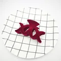 Primer plano de una pinza de pelo flocada rojo vino con textura aterciopelada - Estilo Forma XXX / 8cm / Burdeos