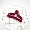 Primer plano de la suave textura aterciopelada de esta pinza para el pelo color burdeos. - Estilo Lingote / 9cm / Burdeos