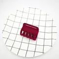 Vista detallada de una pinza para el cabello de terciopelo flocado rojo vino en plato - Estilo Garra Pequeña / 5cm / Burdeos