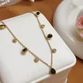 Detailweergave van de 18k vergulde druppelketting met zwarte en heldere stenen - Zwarte Ronde Zirconia Stijl (86640)