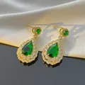 Elegantes pendientes de gota con piedras verde esmeralda y detalles de circón blanco - Pendientes de Botón (89201) / Verde