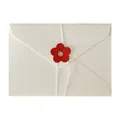Elegante sobre de cartulina crema con cierre de flor roja decorativa y cordón blanco - Estilo de Flor / 1 Pieza (Aprox 16,1x11,4cm) / Blanco Crema