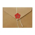 Sobre de regalo de papel kraft con cierre de flor roja y cordel de algodón blanco - Estilo de Flor / 1 Pieza (Aprox 16,1x11,4cm) / Color Kraft