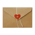 Sobre clásico de papel kraft marrón con cierre de corazón rojo y cordón blanco para regalos - Estilo Corazón / 1 Pieza (Aprox 16,1x11,4cm) / Color Kraft