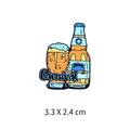 Badge en émail bouteille de bière et verre Carnival, détails taille 3,3 x 2,4 cm - Bière
