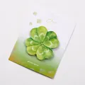 Groene zelfklevende memo blaadjes in de vorm van een klavertje vier op een decoratieve kaart - Vierbladige klaver / 30 Vellen/Verpakking