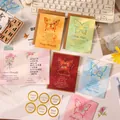 Tarjetas de felicitación creativas de mariposas con sobres y pegatinas en un escritorio - Serie de Flores de Mariposa / 6 piezas