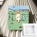 Schattige kat metalen bladwijzer clip voor lezen inclusief witte vierkante displaybox - Zonnebad Kat / 1 Stuk/Verpakking (In Displaydoos)