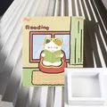 Schattige metalen kattenwijzer met een witte beschermende displaybox-set - Lezende Kat / 1 Stuk/Verpakking (In Displaydoos)