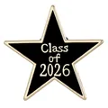 Detalle de cerca del pin conmemorativo de graduación estrella negra clase de 2026 - Estilo Pentagrama (001)