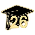 Primer plano detallado de un pin de sombrero de graduación con esmalte negro y oro 2026 - Estilo Birrete (002)