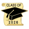 Primer plano del broche de graduación dorado con birrete negro y texto Class of 2026 - Estilo Pergamino Conmemorativo (005)