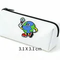 Vista detallada del pin de esmalte de la tierra en una bolsa blanca, 3,1 x 3,1 cm - Ahorro de Energía