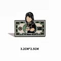 Spilla in smalto divertente con caricatura di Wu Bai su banconota da 500 dollari 3,2x2,5cm - Stile 500 Dollari / 3,2x2,5cm