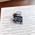 Αστεία καρφίτσα σκελετός με επιγραφή 'Never Better' για διακόσμηση ρούχων και τσαντών - Σκελετός με Χειρονομία Καρδιάς (003)