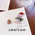 Niedliche Weihnachts-Schneemann-Emaille-Anstecknadel mit rotem Hut und grünem Schal - Schneemann