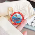 Detailansicht eines Emaille-Pins mit dem chinesischen Flugzeugträger Fujian in der Hand. - Fujian Schiff (XZ569213)