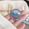 Detailaufnahme einer metallischen Gedenknadel des Flugzeugträgers Liaoning für Sammler. - Liaoning Schiff (XZ569213)