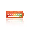 Detalle del pin de esmalte My Social Battery con un indicador de rayo dorado deslizante - Estilo de Batería Cuadrada / Naranja