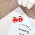 Κοντινό πλάνο με χαριτωμένα σκουλαρίκια από ασήμι S925 σε σχήμα ροδιού σε κάρτα. - Σκουλαρίκια Ρόδι