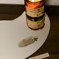 Λεπτομέρεια ενός κλιπ μαλλιών από οξική κυτταρίνη σε φόντο με έναν κομψό καθρέφτη - Κλιπ Μαλλιών Πολύχρωμο Οξικής Κυτταρίνης