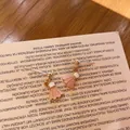 Primer plano detallado de pendientes de volante de bádminton rosa y blanco con plata ley 925 - Volante de Bádminton Rosa (Pendientes de Botón)