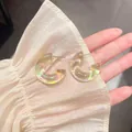 Eleganti orecchini a cerchio in acrilico a forma di C con finitura iridescente - Giallo chiaro