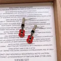 Κοντινό πλάνο με κόκκινα και μαύρα σκουλαρίκια κιθάρα από σμάλτο με βελόνες S925 - Καρφωτά σκουλαρίκια (καρφίτσα ασήμι s925) / Κόκκινο